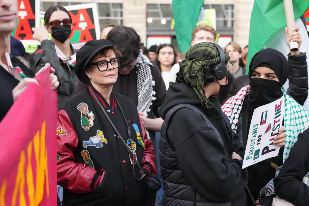Susan Sarandon standing in a crowd of pro-Palestinian protesters.